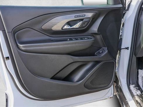 Used 2023 GMC Terrain SLT image 12