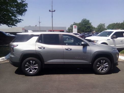 Used 2026 Chevrolet Equinox LT FWD image 2