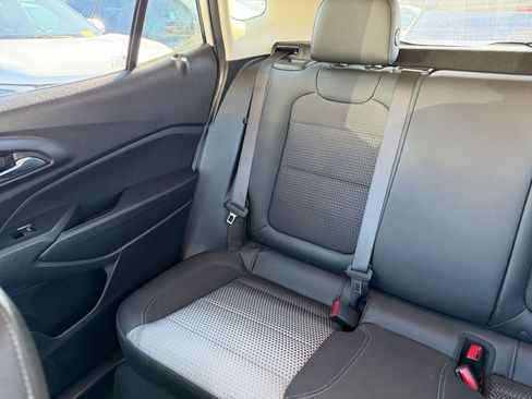 Used 2025 Chevrolet Trax LT image 37