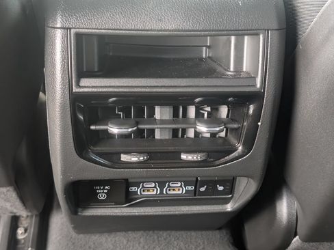 Used 2025 Jeep Grand Cherokee Limited RWD image 17