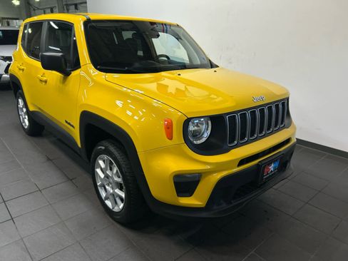Used 2023 Jeep Renegade Latitude AWD/4WD image 2