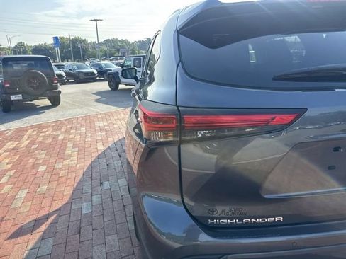 Used 2023 Toyota Highlander Limited FWD image 10