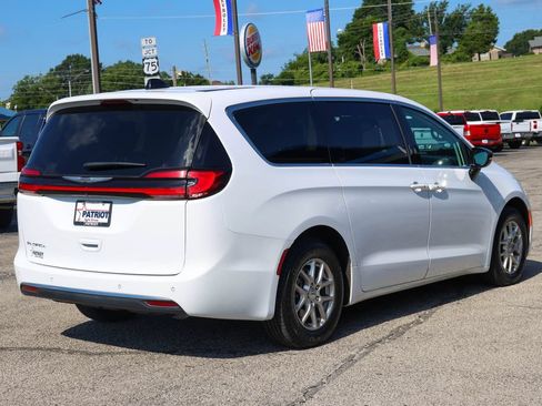 Used 2024 Chrysler Pacifica Touring-L FWD image 27