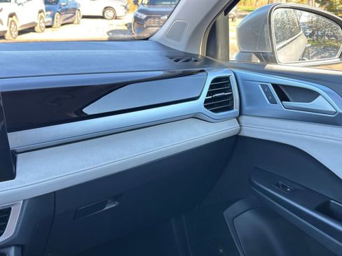 Used 2025 Volkswagen Taos SE image 35