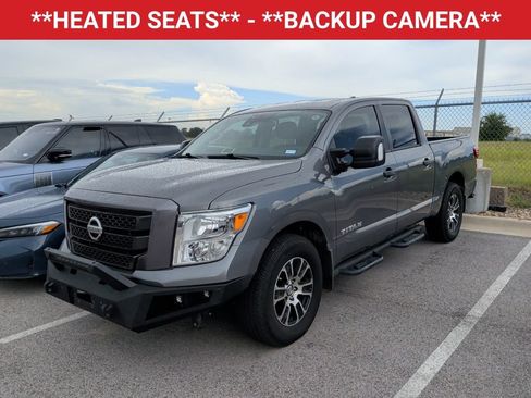 Used 2022 Nissan Titan SV w/ SV Convenience Package RWD image 3