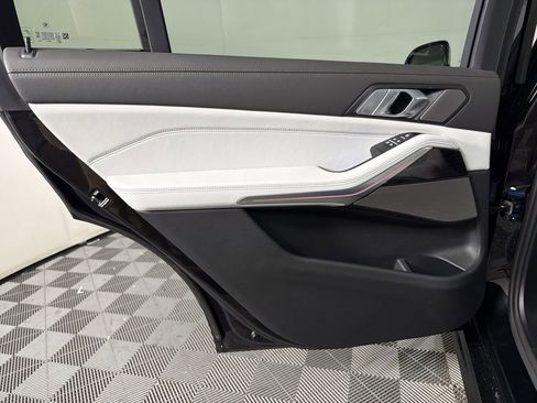 Used 2026 BMW X7 xDrive40i w/ M Sport Package image 23