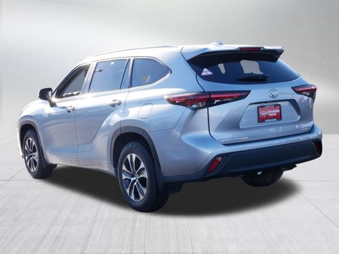 Certified 2025 Toyota Highlander XLE image 5