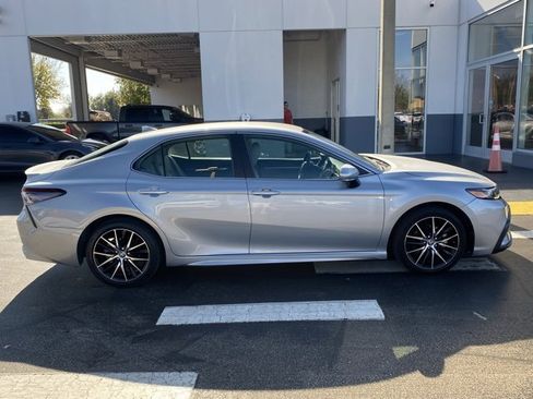 Used 2023 Toyota Camry SE image 9