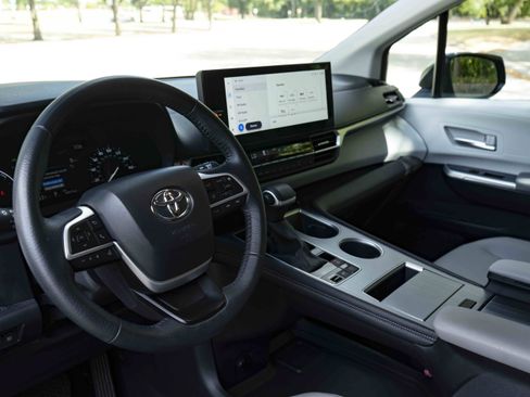 Used 2025 Toyota Sienna XLE FWD image 11