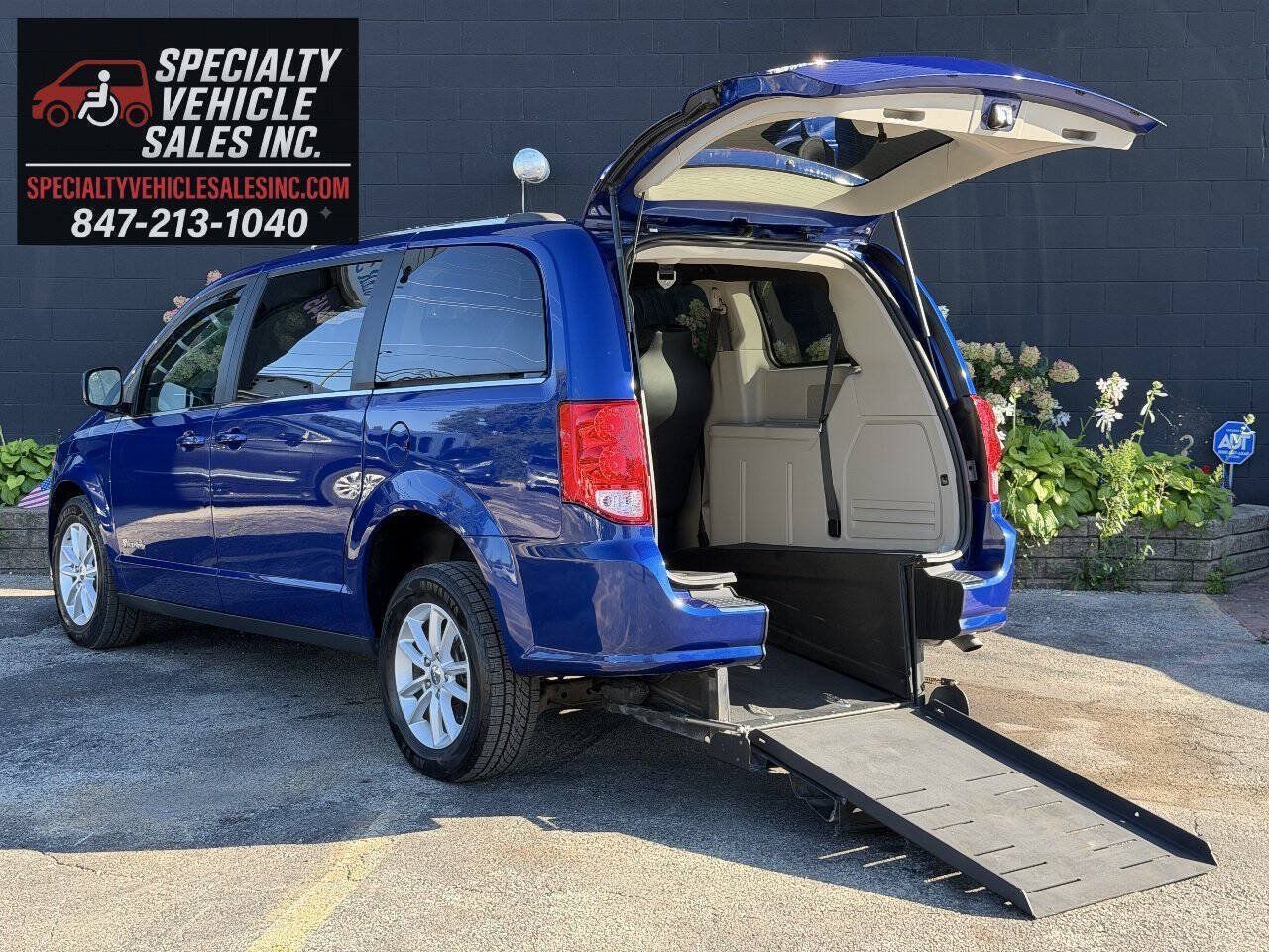 Used 2018 Dodge Grand Caravan SXT FWD image 2