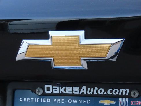 Used 2025 Chevrolet Trax LT w/ LT Convenience Package image 16