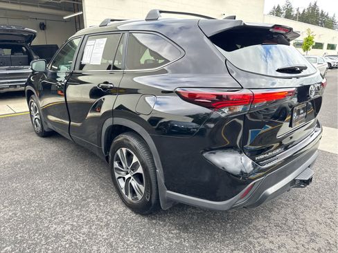 Used 2024 Toyota Highlander XLE AWD/4WD image 4