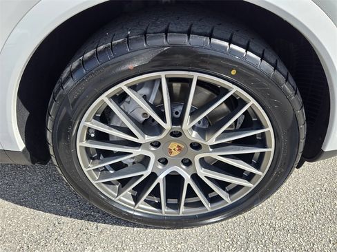 Used 2022 Porsche Cayenne Platinum Edition image 17