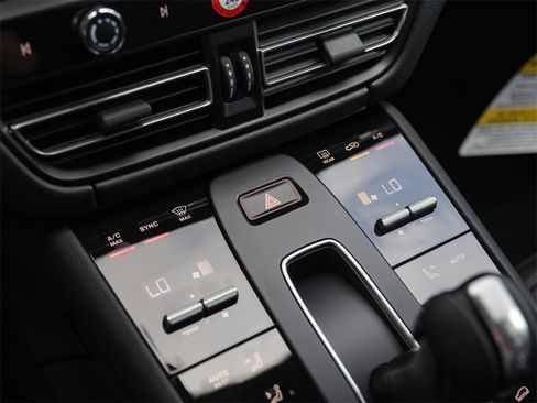 Certified 2025 Porsche Macan image 20