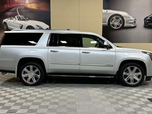 Used 2018 Cadillac Escalade ESV Luxury image 3