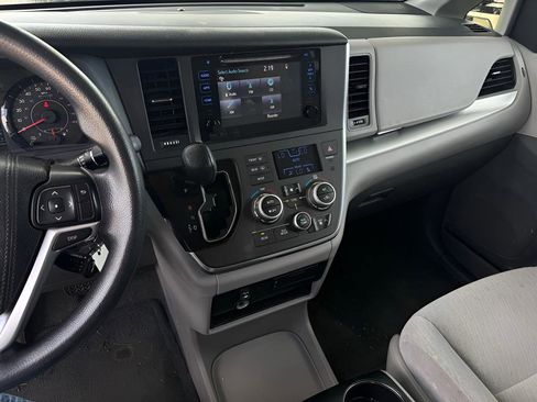 Used 2016 Toyota Sienna LE FWD image 26