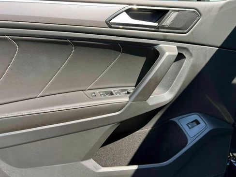 Used 2022 Volkswagen Tiguan SE R-Line image 17