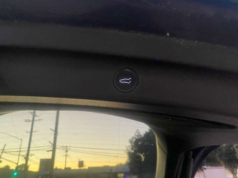 Used 2022 Tesla Model Y Long Range image 33