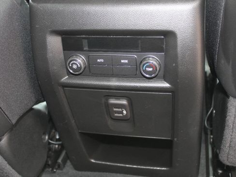 Used 2023 Chevrolet Traverse LT image 18