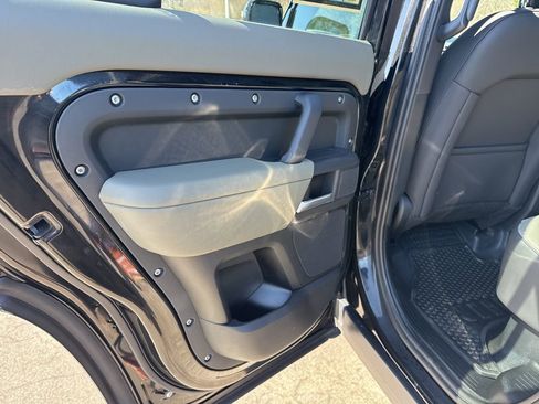 Used 2025 Land Rover Defender 110 S image 9
