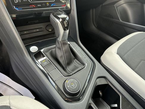 Used 2025 Volkswagen Taos SE image 31