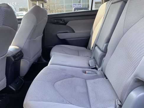 Used 2022 Toyota Highlander L image 12