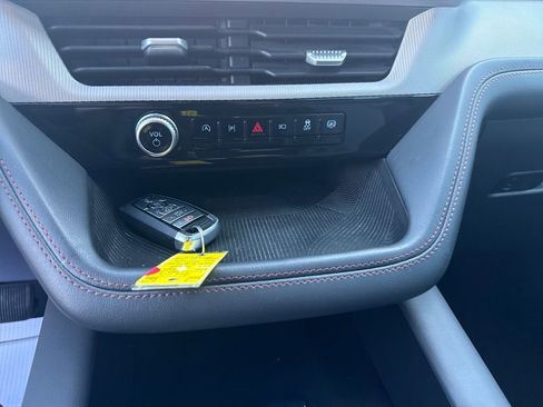 Used 2025 Ford Explorer Active w/ Active Comfort Package image 21