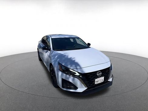Used 2025 Nissan Altima 2.5 SR FWD image 3