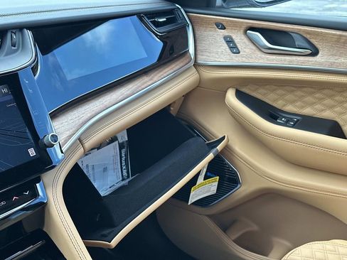 New 2026 Jeep Grand Cherokee L Summit w/ Obsidian Package image 19