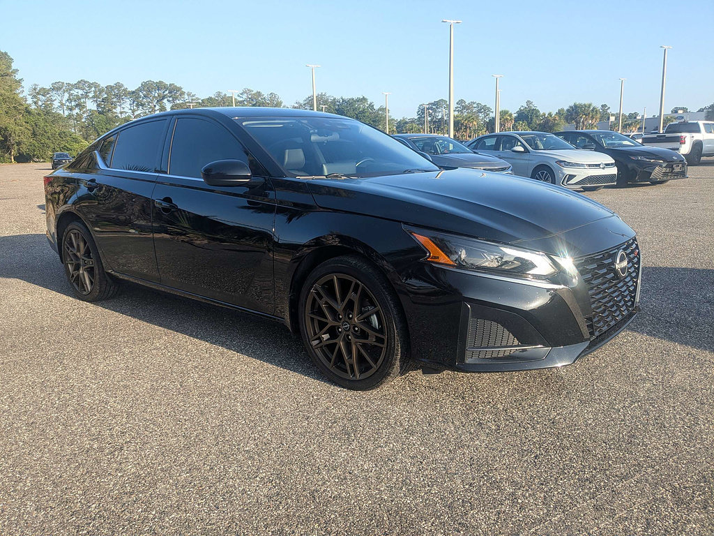 Used 2025 Nissan Altima 2.5 SR w/ SR Premium Package AWD/4WD image 2