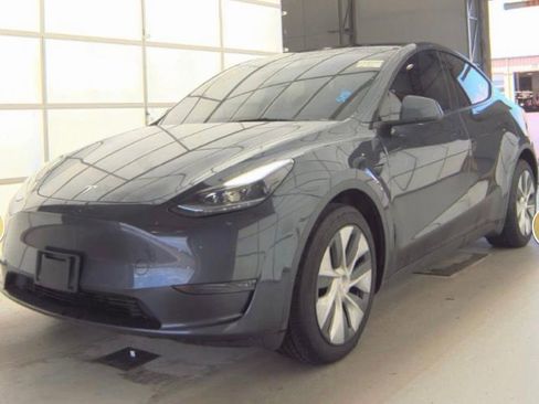 Used 2024 Tesla Model Y Long Range AWD/4WD image 1