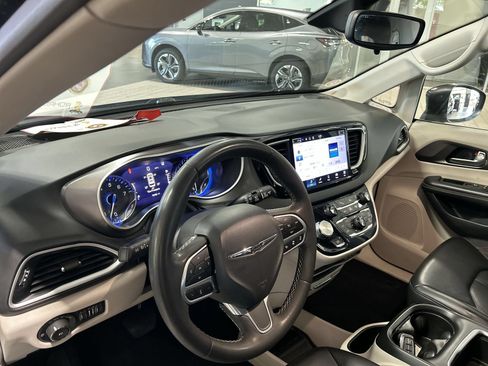 Used 2023 Chrysler Pacifica Touring-L FWD image 2