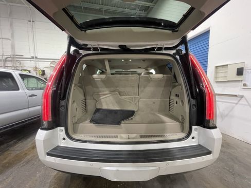 Used 2016 Cadillac Escalade Luxury image 19