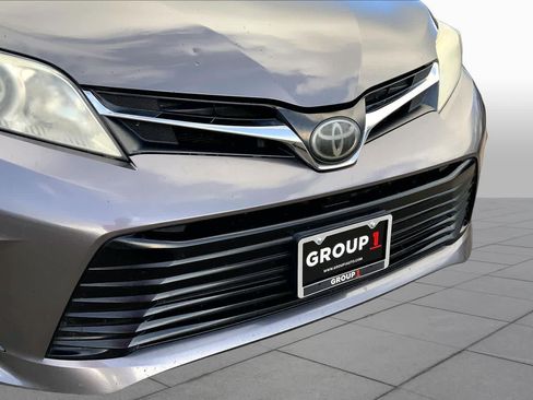 Used 2018 Toyota Sienna LE FWD image 29