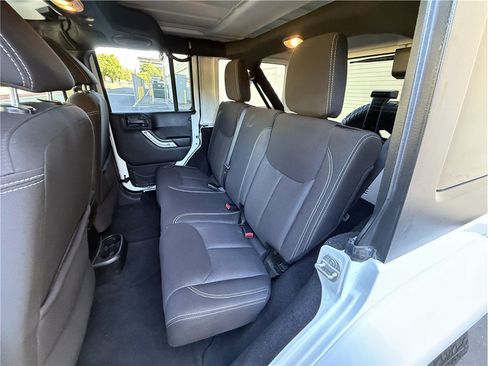 Used 2014 Jeep Wrangler Unlimited Sahara w/ Connectivity Group AWD/4WD image 12