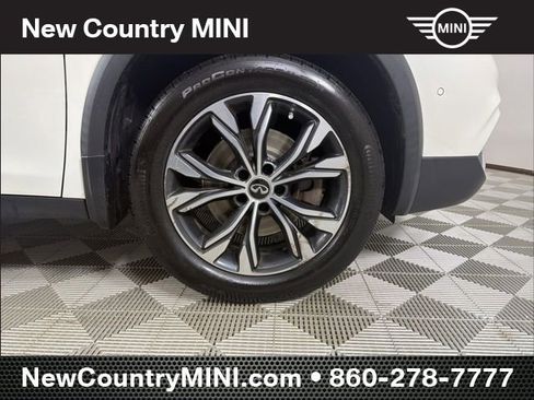 Used 2018 INFINITI QX30 Premium w/ Navigation Package image 9