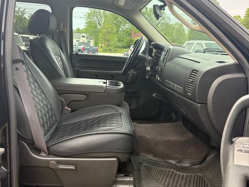 Used 2011 Chevrolet Silverado 2500 LT w/ Interior Plus Package AWD/4WD image 11
