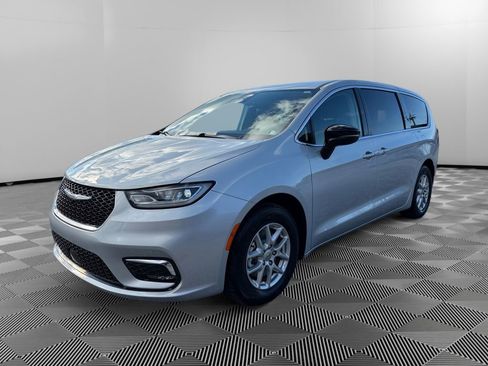 Used 2024 Chrysler Pacifica Touring-L image 3