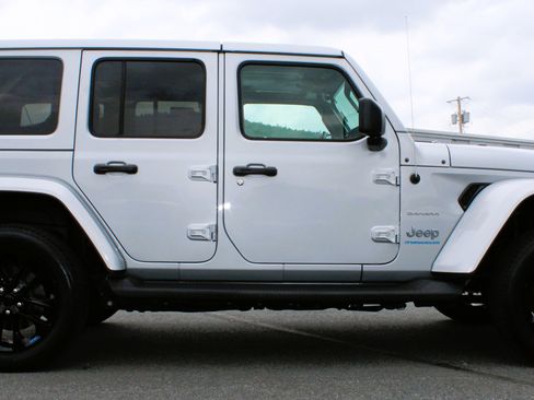 Used 2023 Jeep Wrangler Unlimited Sahara w/ Cold Weather Group AWD/4WD image 6