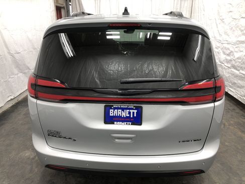 Certified 2024 Chrysler Pacifica Limited w/ S Appearance Package FWD image 9