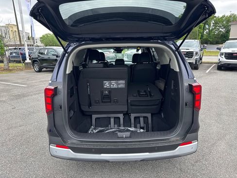 Used 2025 Kia Carnival FWD image 17
