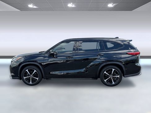 Used 2021 Toyota Highlander XSE FWD image 2