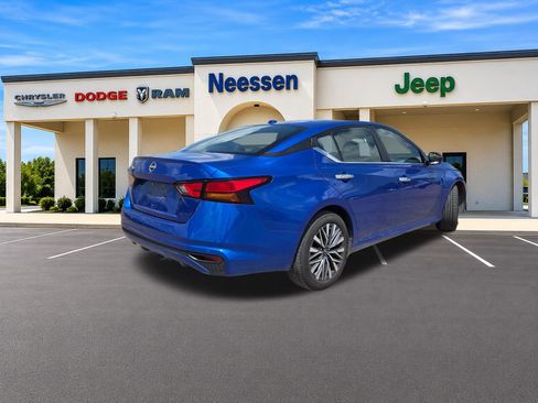 Used 2025 Nissan Altima 2.5 SV FWD image 8