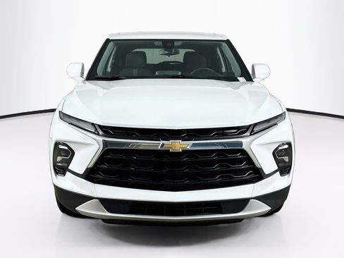Used 2025 Chevrolet Blazer LT AWD/4WD image 2