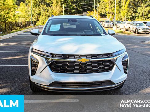 Used 2025 Chevrolet Trax LT FWD image 9
