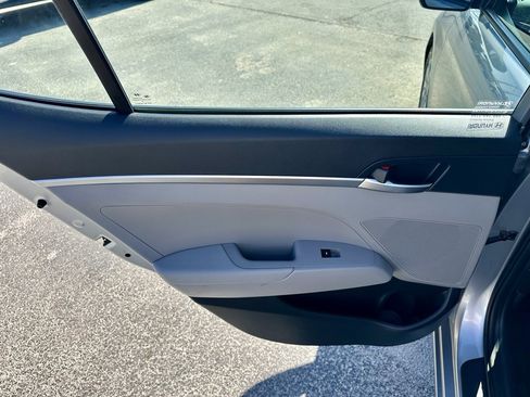 Used 2020 Hyundai Elantra SE image 27