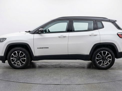 Used 2025 Jeep Compass Trailhawk AWD/4WD image 5