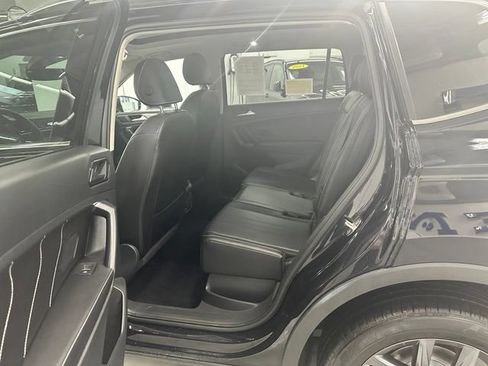 Certified 2022 Volkswagen Tiguan SE w/ Panoramic Sunroof Package AWD/4WD image 9