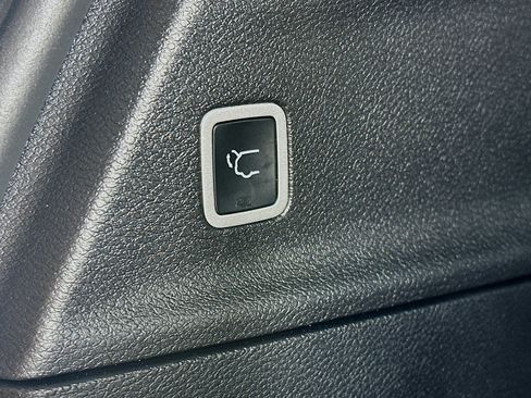 Used 2025 Chrysler Pacifica Premium FWD image 31