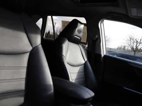 Used 2022 Toyota RAV4 XLE Premium image 11